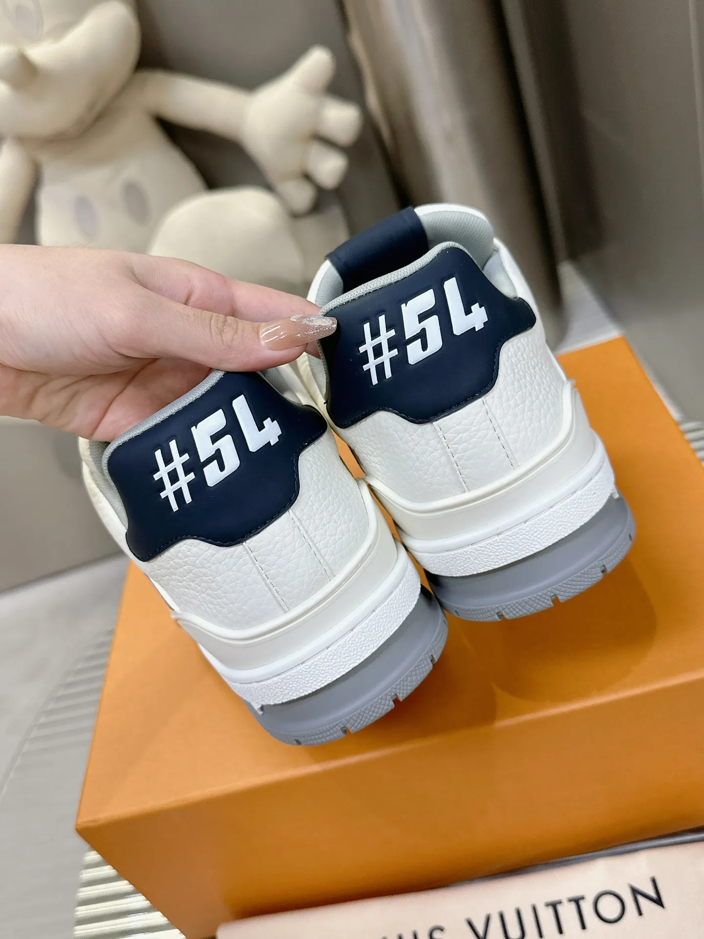 👟👟Ex-factory price 840👟👟The highest version on the Internet⚠️Feel free to compare! 2021🔥New model, purchase quality LV~Louis Vuitton by Virgin Abloh’s best-looking sneakers, Donkey Brand strongly recommends new products, official website limited edition retro basketball sneakers! Both high and low tops cost money to purchase 1:1 accurate replicas of the originals. The details are invincible, full of sincerity, imported custom-made original cowhide, the original package method is the same, the details are 100% restored, and the private model customized the original one-piece T👟👟factory price U outsole, which is different from other brands. Without the original version, this effect cannot be achieved! 35-45 (46 is custom-made and non-refundable) Some colors are available in women’s styles